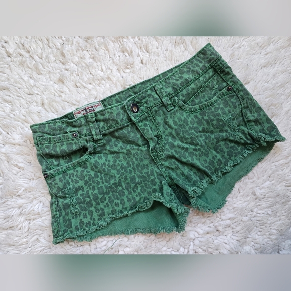1st Kiss Green Leopard Print Junior's Shorts - Picture 2 of 8